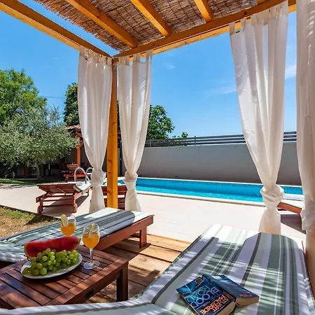 L L Sikici By Istrialux * プーラ